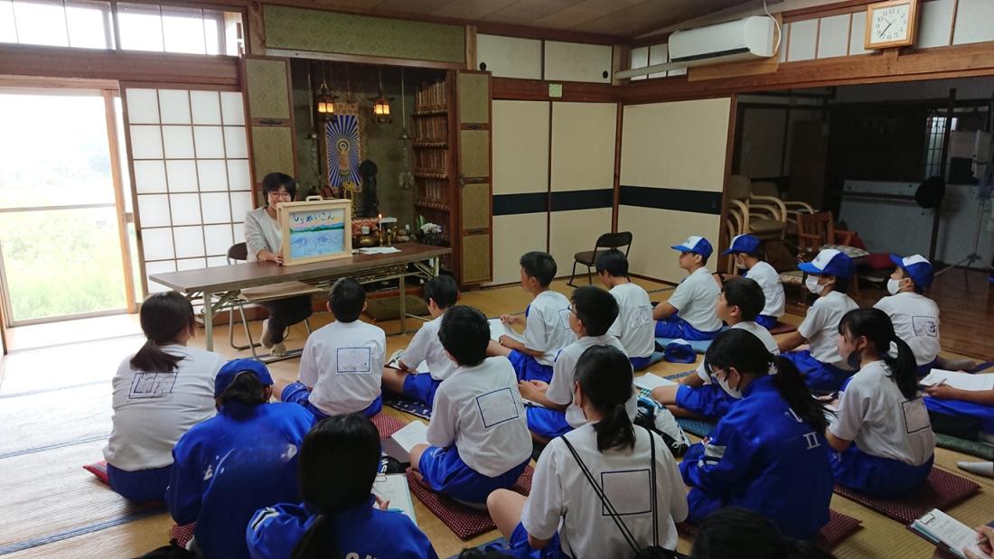 Ang empleyadong nagsasabi ng kuwento na gamit ang mga picture cards.